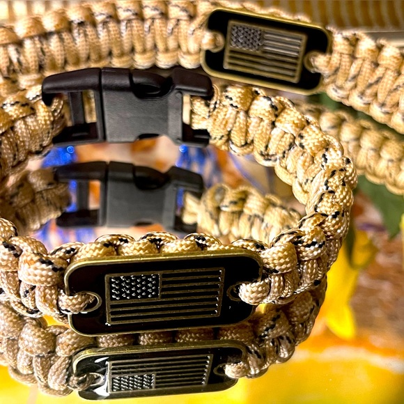 Tactical Survival Paracord Bracelet - Picture 4 of 8